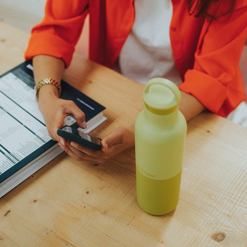 daily-on-the-go-set-l6 20oz_rise_classic_insulated_bottle_acacia_worker_phone_square.jpg