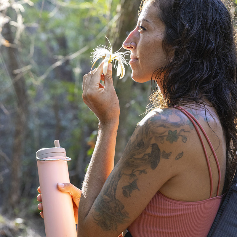 20oz-tkwide-with-twist-cap-m7 tkwide_20oz_insulated_bottle_twist_woman_flower_costarica_square.jpg